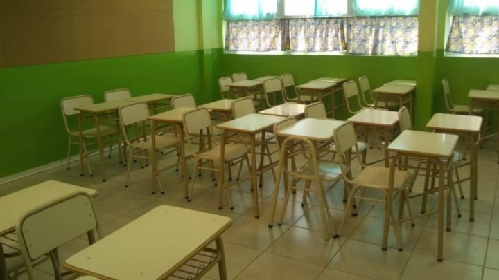 Primeros casos sospechosos de Covid obligan a suspender clases presenciales en algunos colegios