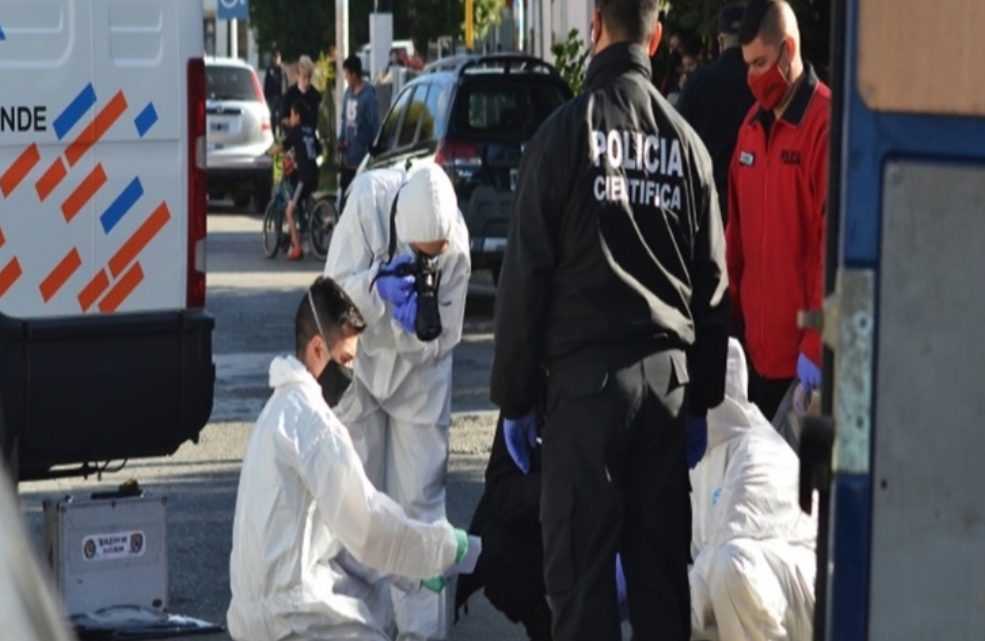Un hombre se descompenso y murió en la via publica