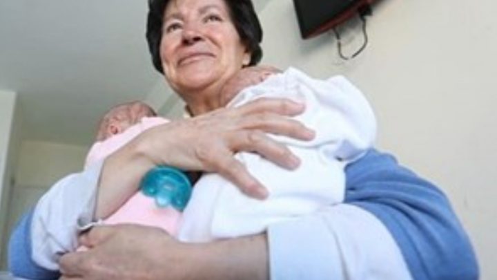 Tuvo gemelos a los 64 años y la justicia le sacó la tenencia de sus hijos