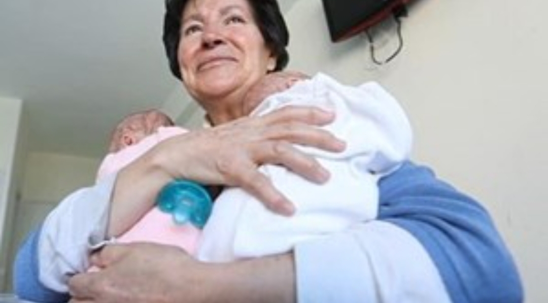 Tuvo gemelos a los 64 años y la justicia le sacó la tenencia de sus hijos Tuvo gemelos a los 64 años y la justicia le sacó la tenencia de sus hijos