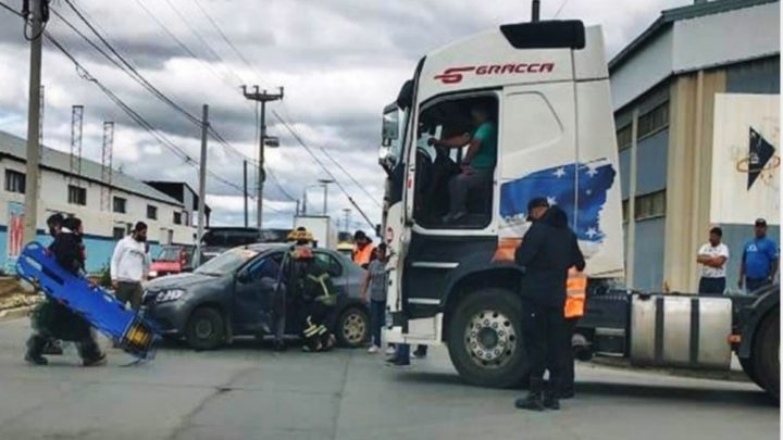 Choque con una conductora trasladada al Hospital