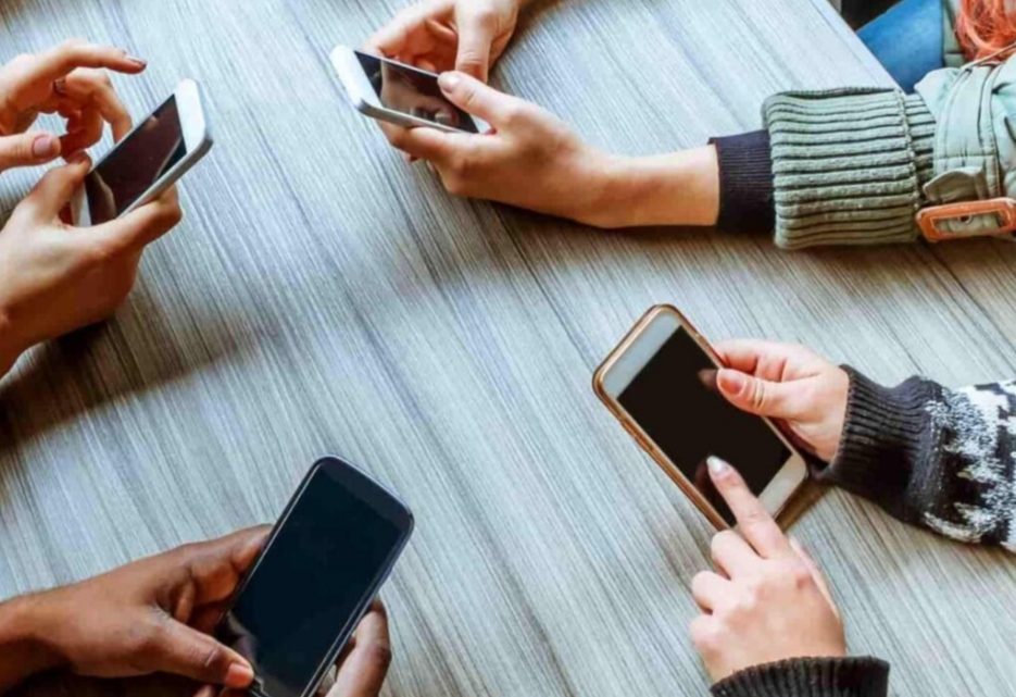 Casi el 40% de los estudiantes universitarios son adictos al celular
