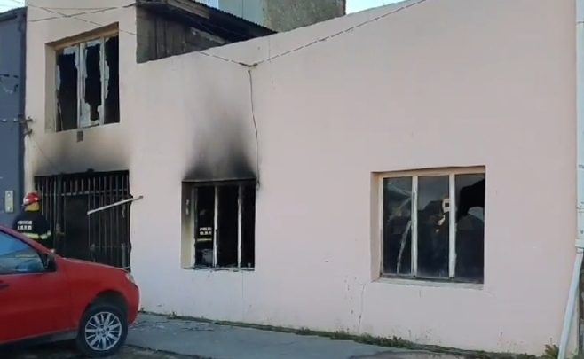 Siete personas hospitalizadas por incendio en un inquilinato de Río Grande durante la madrugada que se presume intencional