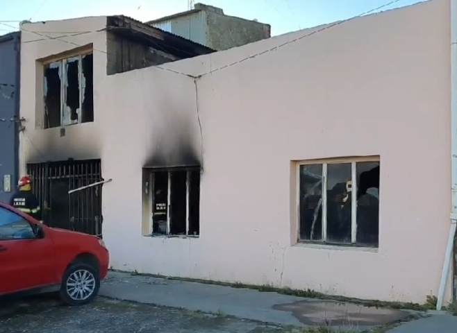 Siete personas hospitalizadas por incendio en un inquilinato de Río Grande durante la madrugada que se presume intencional Siete personas hospitalizadas por incendio en un inquilinato de Río Grande durante la madrugada que se presume intencional