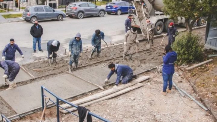 COMENZÓ EL HORMIGONADO DE VEREDAS DE LA PLAZA DE LOS BOMBEROS EN USHUAIA