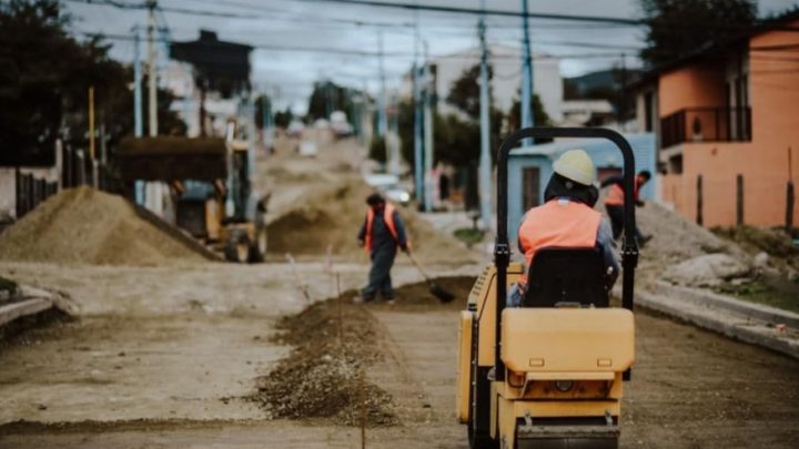 Ushuaia: Trabajos de bacheo en Pastor Lawence y Yámanas