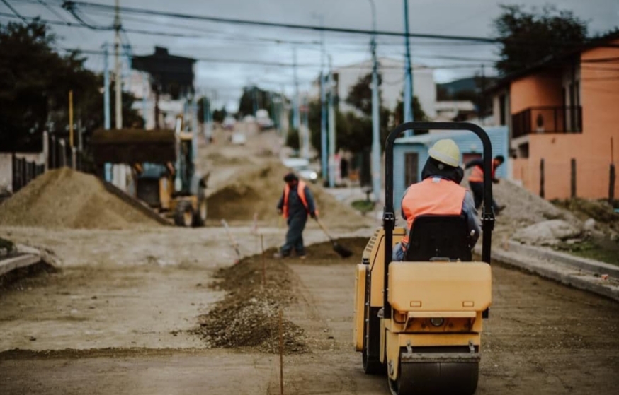 Ushuaia: Trabajos de bacheo en Pastor Lawence y Yámanas