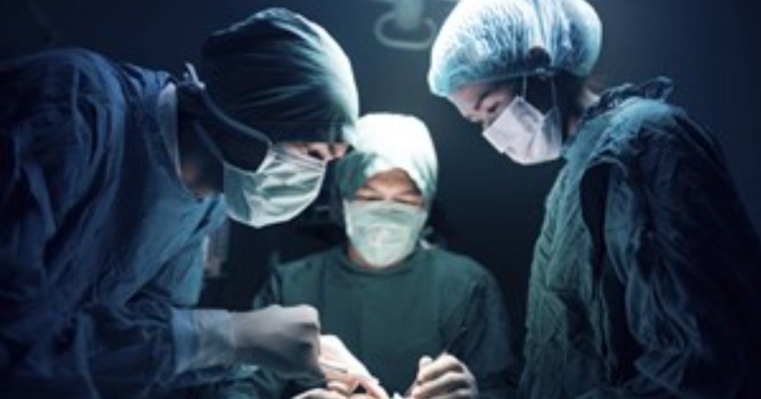Se inyectaba aceite de motor para alargarse el pene y le salió un tumor Se inyectaba aceite de motor para alargarse el pene y le salió un tumor