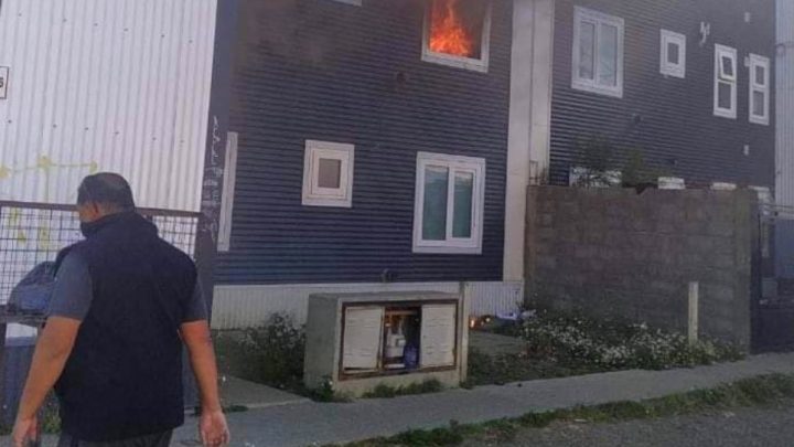 Se incendiaron tres departamentos, el humo afectó a varios vecinos y un bombero