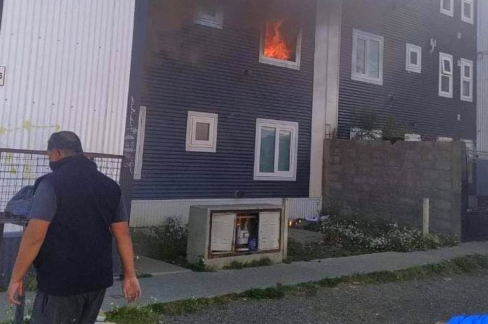 Se incendiaron tres departamentos, el humo afectó a varios vecinos y un bombero
