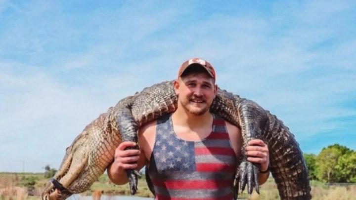 Posó con el cocodrilo que había matado y lo «mataron» a él en las redes