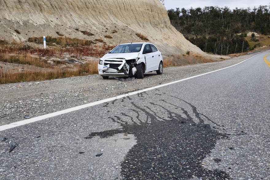 Turista chocó con auto alquilado una combi de Lider.