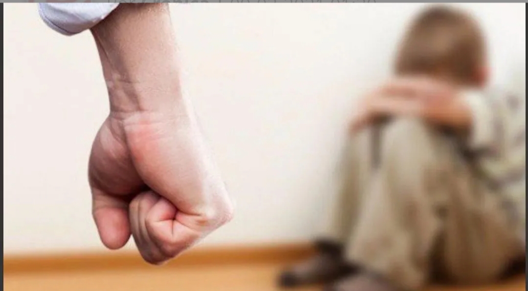 Le cobraba el alquiler a su hijo de 12 años, él no llegó a pagarle y lo echó de la casa