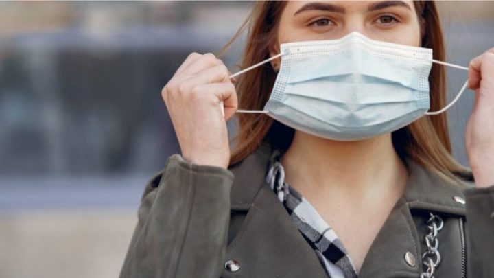 Aseguran que las personas vacunadas contra el coronavirus pueden juntarse sin barbijo