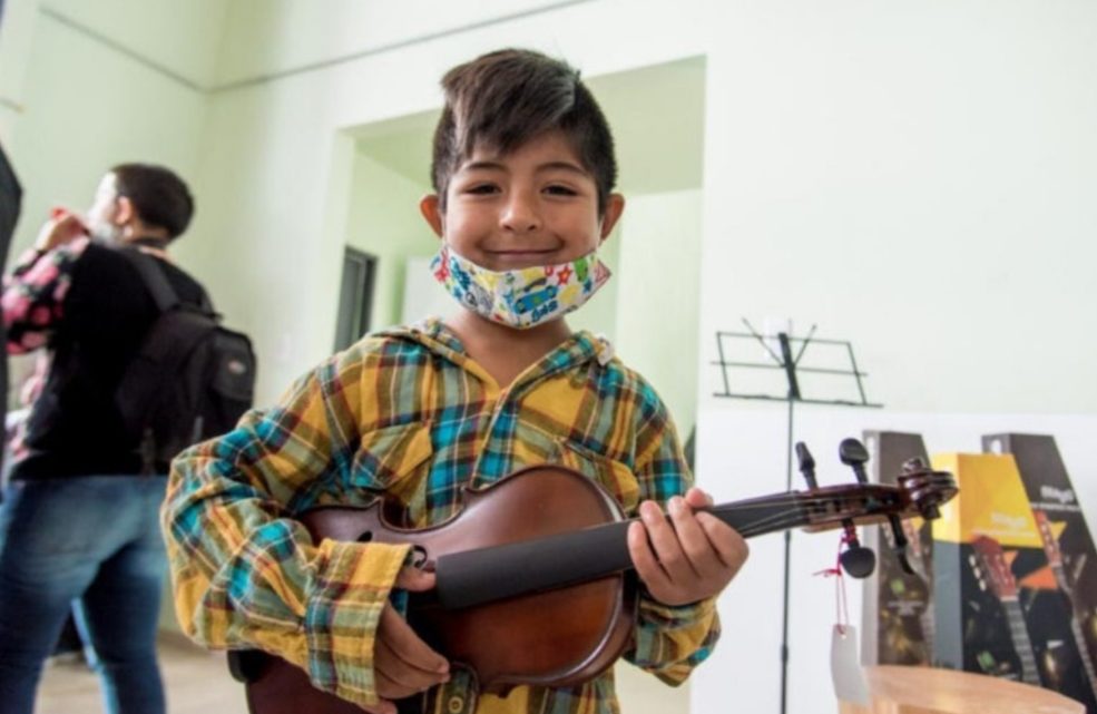 Niños y jóvenes recibieron instrumentos musicales para conformar la orquesta infanto juvenil Mar de Fueguitos Niños y jóvenes recibieron instrumentos musicales para conformar la orquesta infanto juvenil Mar de Fueguitos