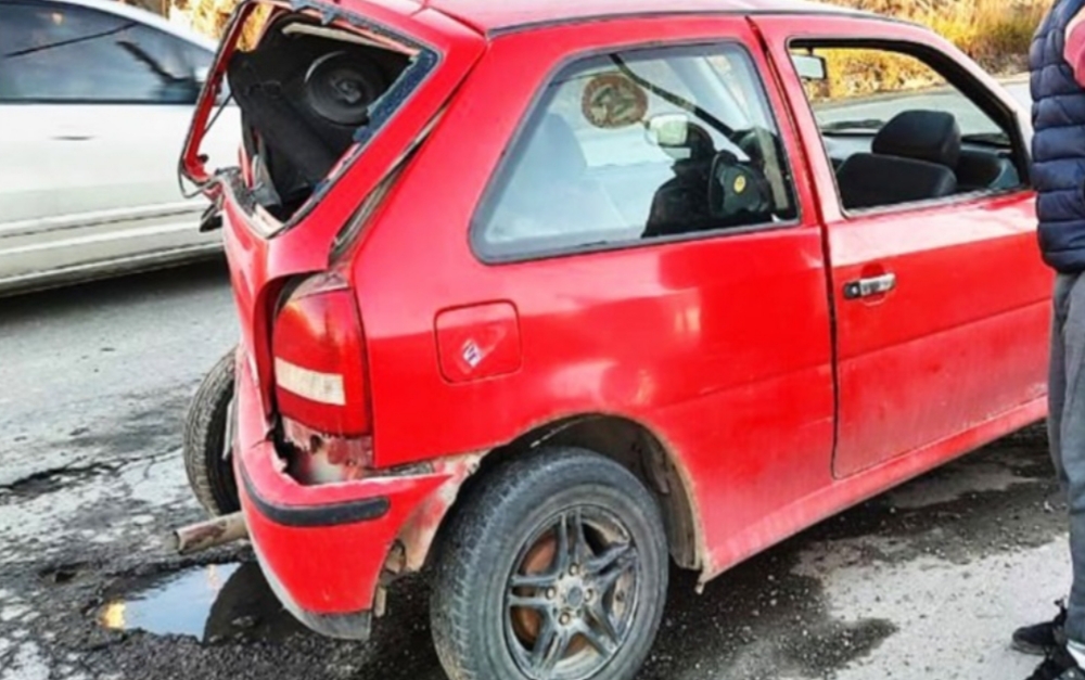 Paro en un semaforo, lo chocaron y huyeron en Ushuaia