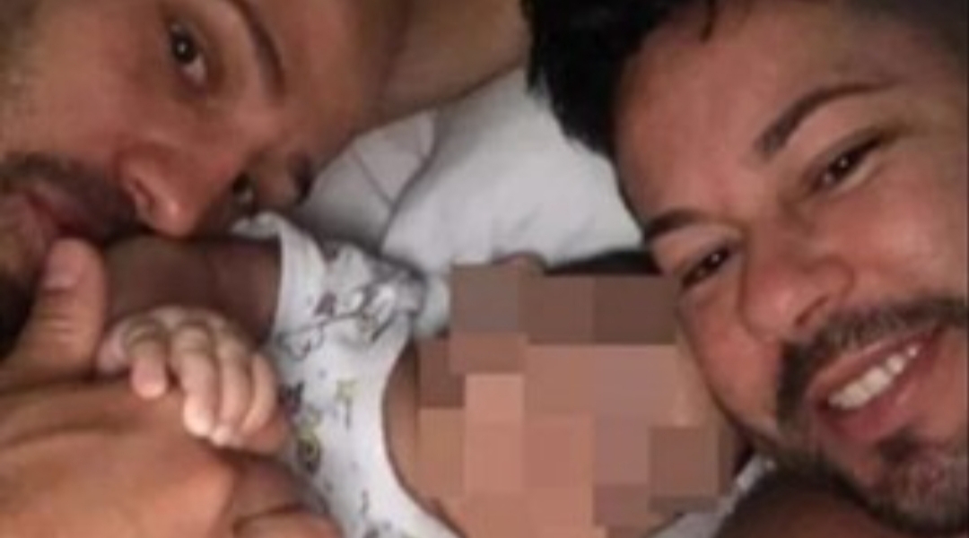 Tras 12 días, la Justicia obligó a una pareja gay a devolver a su beba adoptada Tras 12 días, la Justicia obligó a una pareja gay a devolver a su beba adoptada