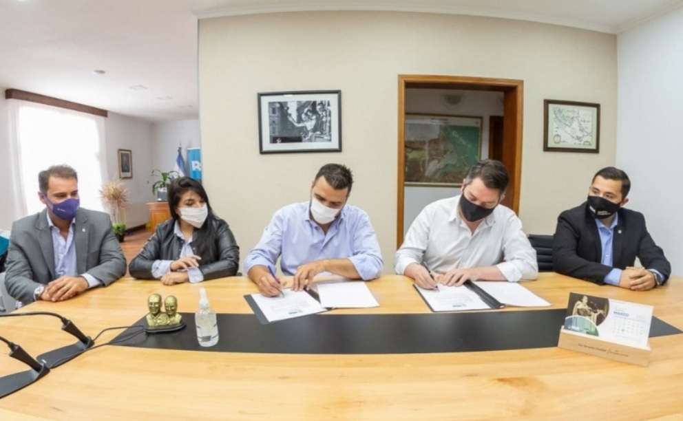 Perez y Vuoto firmaron un convenio de cooperación turística entre Ushuaia y Río Grande Perez y Vuoto firmaron un convenio de cooperación turística entre Ushuaia y Río Grande