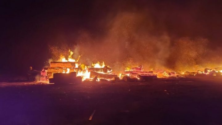 TOLHUIN: Incendio en un aserradero que comenzó en el sector de un quemadero por los fuertes vientos
