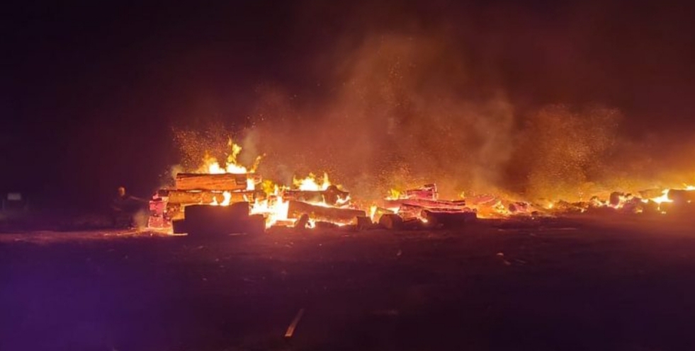 TOLHUIN: Incendio en un aserradero que comenzó en el sector de un quemadero por los fuertes vientos