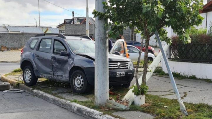 Chocó, estrelló un auto contra un poste de luz y escapó