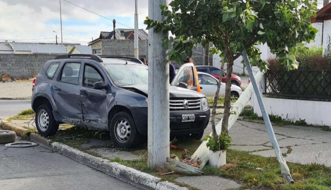 Chocó, estrelló un auto contra un poste de luz y escapó