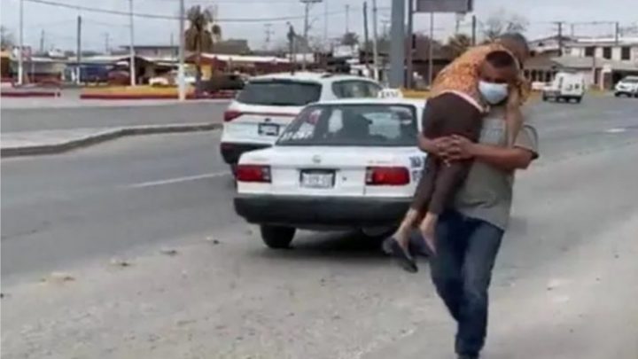 Cargó a su mamá en brazos para llevarla a vacunar contra el coronavirus