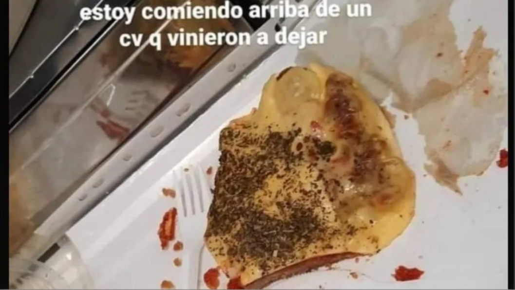 «Estoy comiendo arriba de un CV»: la polémica publicación de una joven que fue criticada en las redes