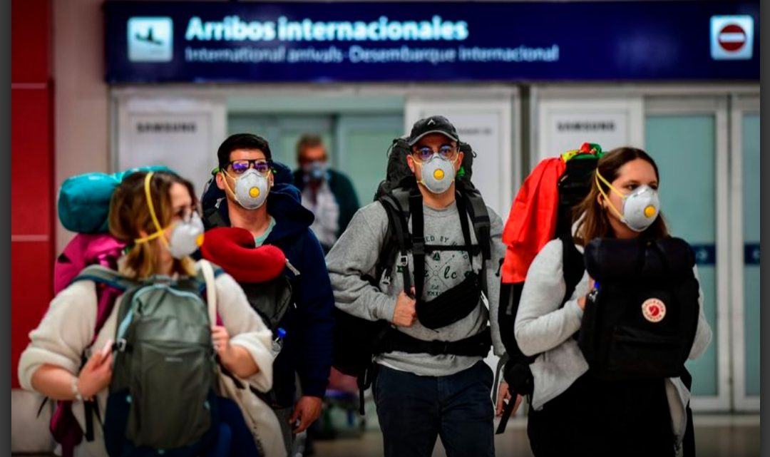 Analizan que cada pasajero que salga del país pague su test de PCR y alojamiento de confinación Analizan que cada pasajero que salga del país pague su test de PCR y alojamiento de confinación