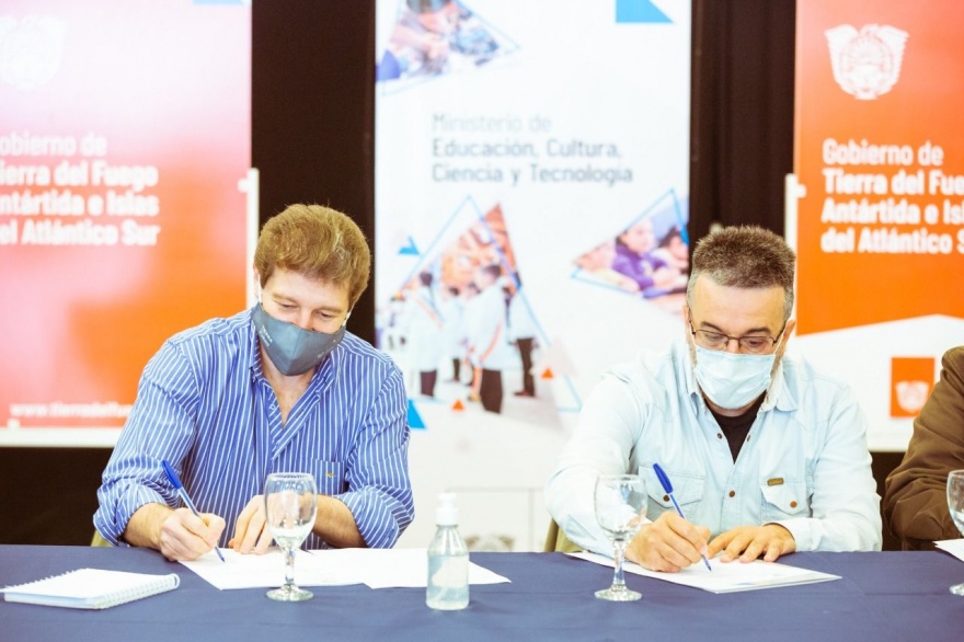 “Llegamos a un aumento salarial histórico para el sector docente en la provincia” “Llegamos a un aumento salarial histórico para el sector docente en la provincia”