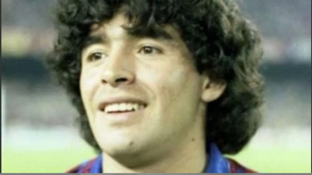 Vio la cara de Diego Maradona en la pierna de su novia, quien se quemó tomando sol