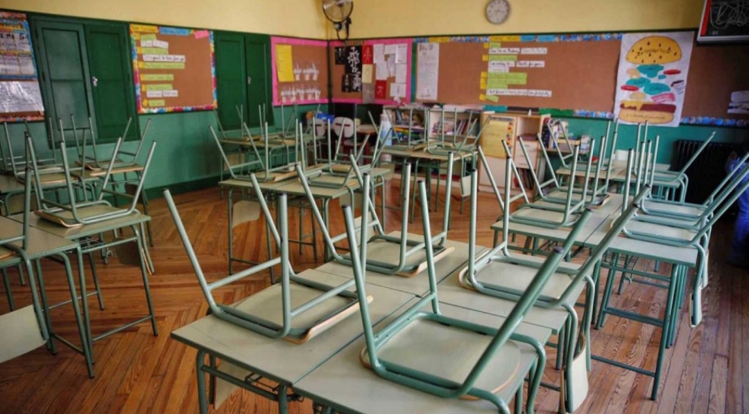 Falta de personal, problemas edilicios, casos sospechosos y tres colegios que cerraron sus puertas hoy