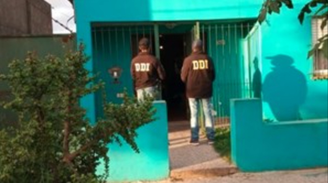 [Video] escándalo: le dio un cigarrillo a su hija de dos años y la filmó mientras fumaba