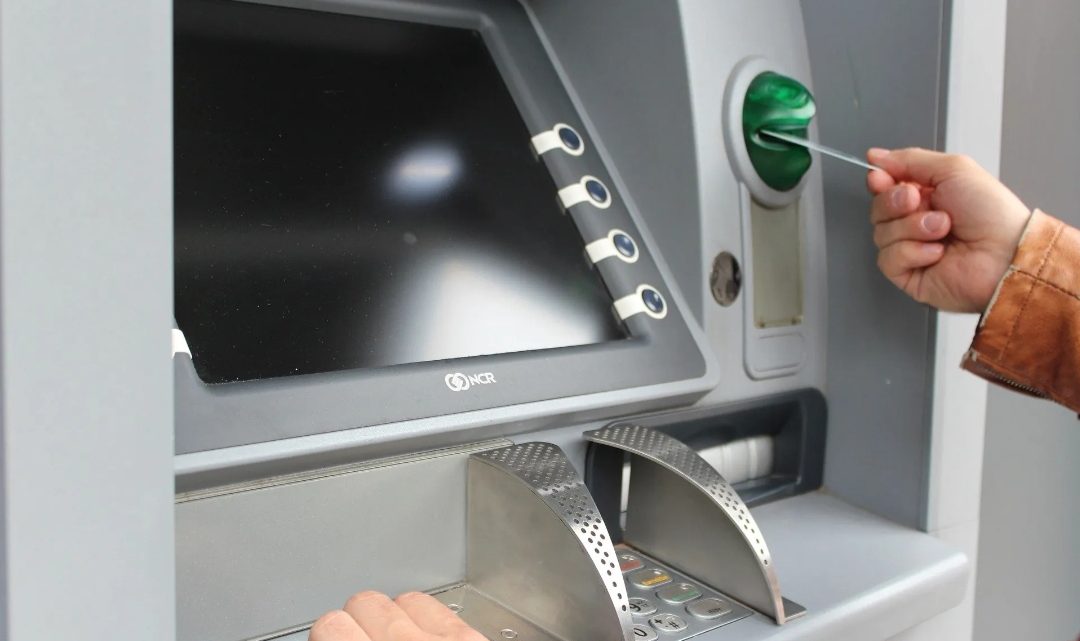 Los cajeros dejan de ser gratis para todas las operaciones a partir de abril Los cajeros dejan de ser gratis para todas las operaciones a partir de abril