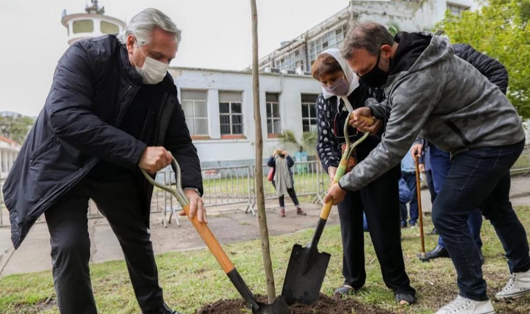 Alberto Fernández: “El 24 de marzo empezó la mayor tragedia de la sociedad argentina que no debemos olvidar nunca” Alberto Fernández: “El 24 de marzo empezó la mayor tragedia de la sociedad argentina que no debemos olvidar nunca”