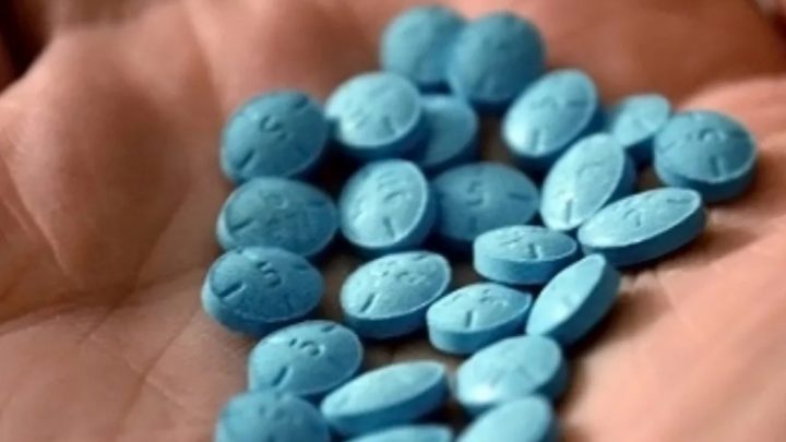 Tres mujeres y un hombre tomaron éxtasis y tuvieron sexo en la vereda