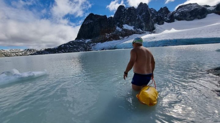 Polémica en las redes por un nadador de aguas frías en un glaciar de la provincia