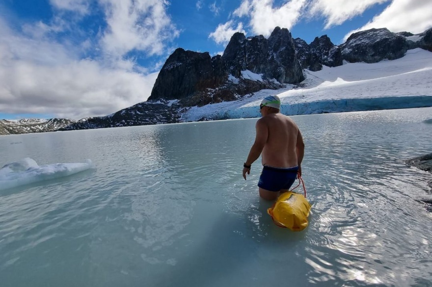 Polémica en las redes por un nadador de aguas frías en un glaciar de la provincia