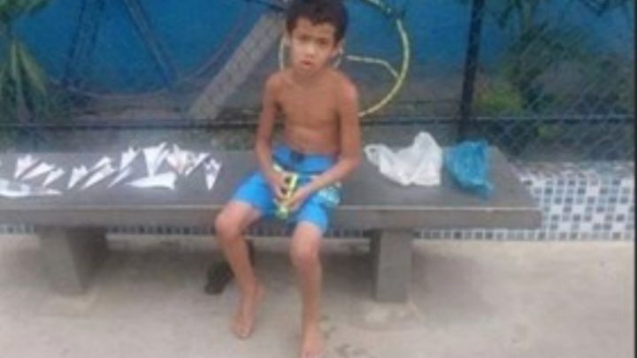 El nene que vendía avioncitos de papel en la plaza para comprarse un celular