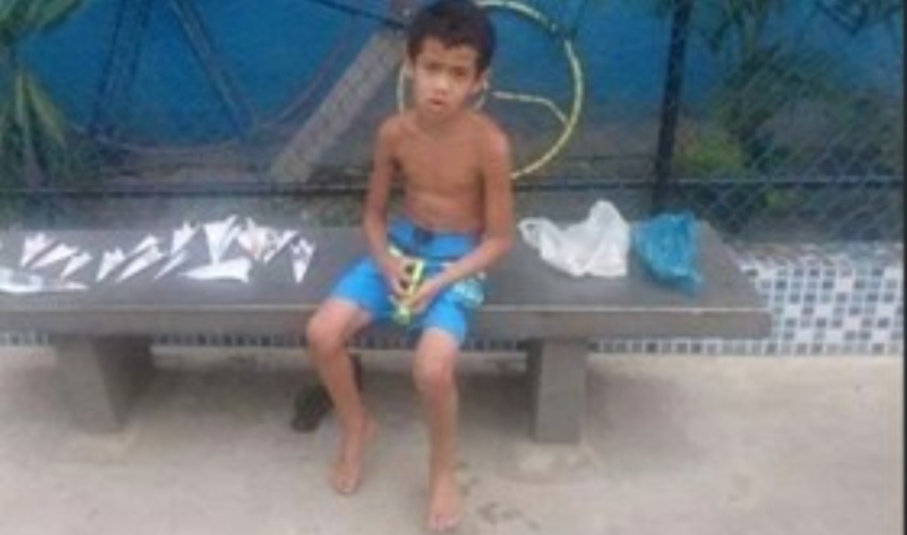 El nene que vendía avioncitos de papel en la plaza para comprarse un celular
