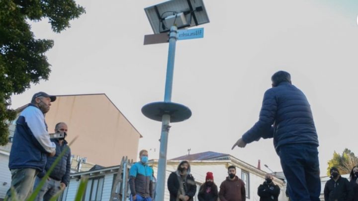 Instalaron el primer panel solar para carga de celulares