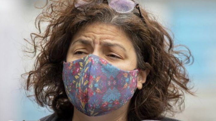 Se evalúan restricciones por franjas horarias y diferir la aplicación de la segunda dosis