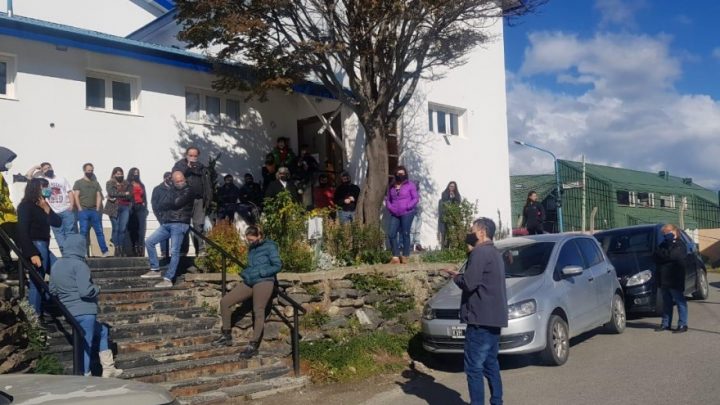 Trabajadores de los canales públicos en estado de alerta y movilización por reclamo salarial