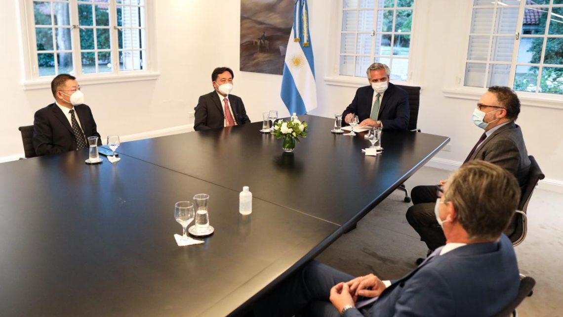 El Presidente recibió a empresarios chinos que invertirán en la producción de autos eléctricos y explotación de litio en el país El Presidente recibió a empresarios chinos que invertirán en la producción de autos eléctricos y explotación de litio en el país