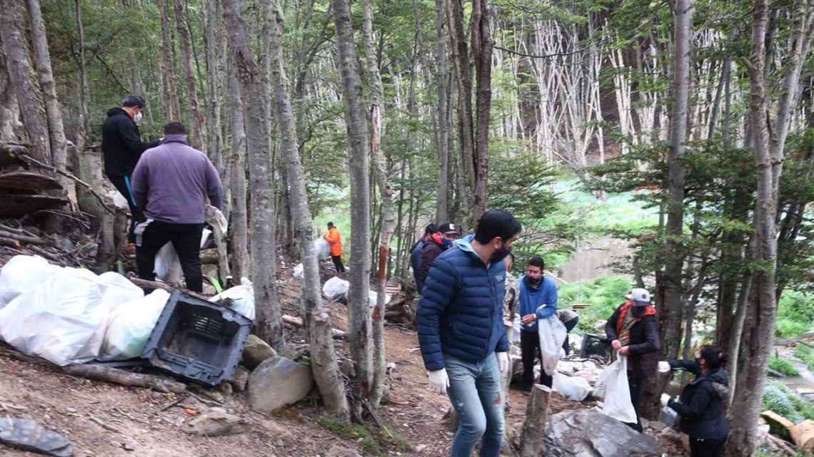 LA MUNICIPALIDAD DE USHUAIA REALIZÓ UNA JORNADA DE LIMPIEZA EN EL CAÑADÓN