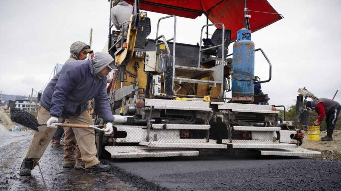 PLAN DE OBRAS DE LA MUNICIPALIDAD DE USHUAIA: COMENZÓ LA PAVIMENTACIÓN DE LA CALLE LOS ÑIRES PLAN DE OBRAS DE LA MUNICIPALIDAD DE USHUAIA: COMENZÓ LA PAVIMENTACIÓN DE LA CALLE LOS ÑIRES