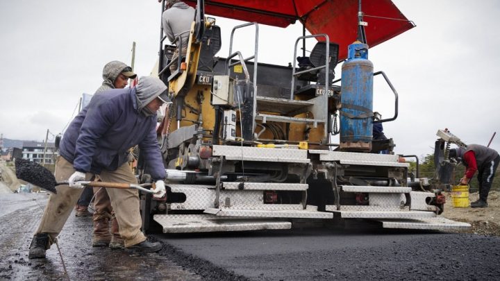 PLAN DE OBRAS DE LA MUNICIPALIDAD DE USHUAIA: COMENZÓ LA PAVIMENTACIÓN DE LA CALLE LOS ÑIRES