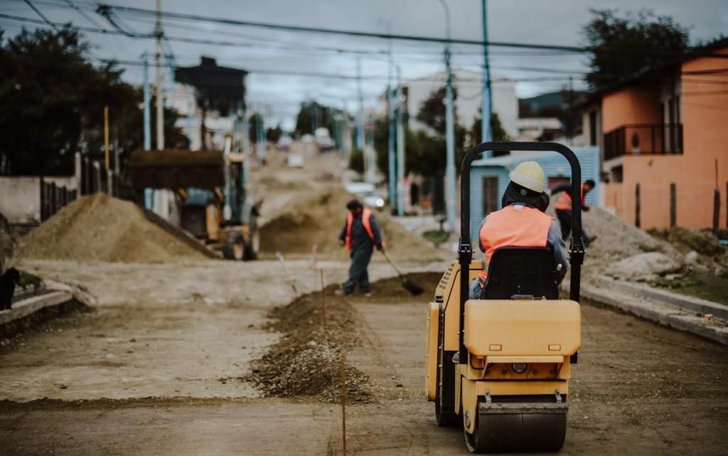LA MUNICIPALIDAD DE USHUAIA REALIZA TRABAJOS DE BACHEO EN LAS CALLES PASTOR LAWRENCE Y YÁMANAS