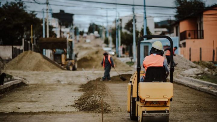 LA MUNICIPALIDAD DE USHUAIA REALIZA TRABAJOS DE BACHEO EN LAS CALLES PASTOR LAWRENCE Y YÁMANAS