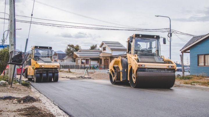 AVANZAN EN LA PAVIMENTACIÓN DE LAS CALLES BAHÍA MARGARITA Y RÍO CLARO EN EL BARRIO PIPO